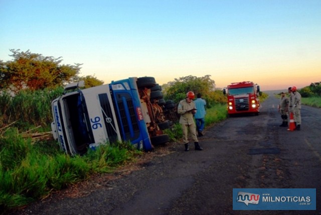 Carreta com eucalipto tombou depois que motorista teria passado mal. Foto: Da Hora Bataguassu