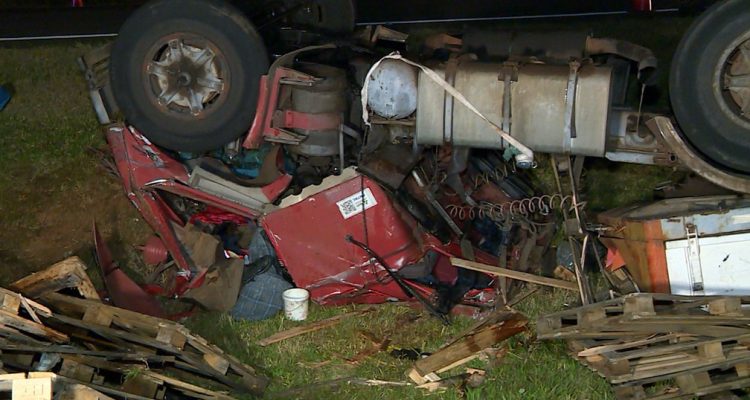 Carreta tomba na Rodovia Adhemar de Barros e motorista morre (Foto: Reprodução EPTV).