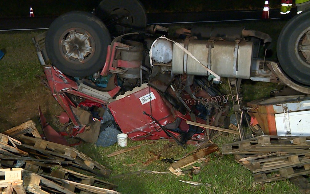 Carreta tomba na Rodovia Adhemar de Barros e motorista morre (Foto: Reprodução EPTV).