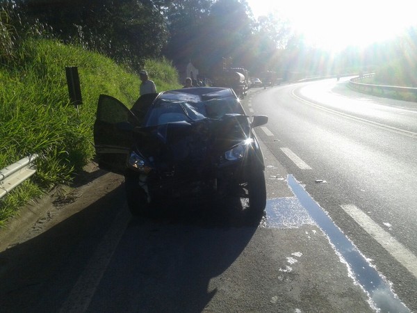 Carro atingido por uma moto em acidente em Mairinque (Foto: Corpo de Bombeiros de Mairinque/Divulgação).