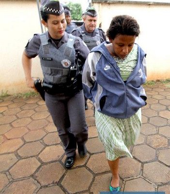 Andreza foi presa e conduzida ao plantão pela soldado Renata e cabo Zardetti (ao fundo). Foto: MANOEL MESSIAS/Mil Noticias