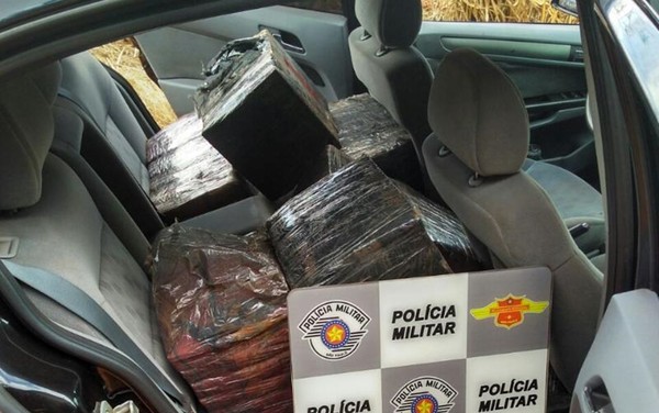 Droga estava distribuída dentro do carro e no porta-malas (Foto: Divulgação/ Polícia Rodoviária Estadual)
