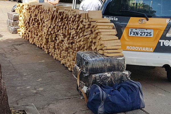 Tabletes de maconha estavam em uma caminhonete VW Amarok (Foto: Vanderlei Benedito Penitente Júnior/ Cedida)