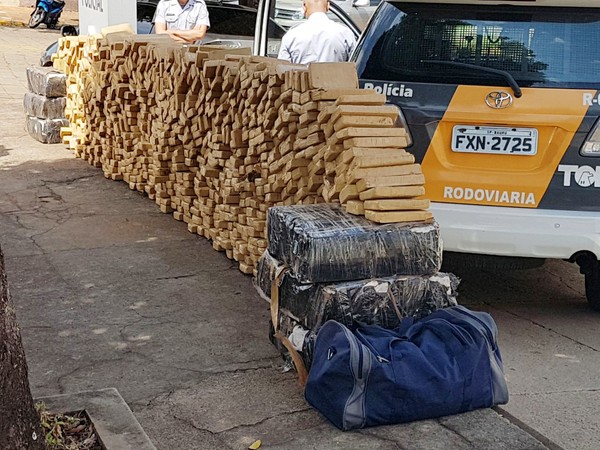Tabletes de maconha estavam em uma caminhonete VW Amarok (Foto: Vanderlei Benedito Penitente Júnior/ Cedida)