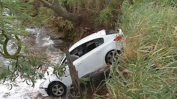 Carro foi retirado pelos bombeiros após uma hora (Foto: Reprodução/TV TEM).