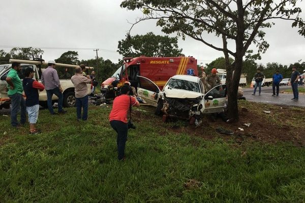 Carro da Assistência Social de Fátima do Sul bateu em árvore depois da colisão com caminhonete (Foto: Alexandre Cabral/ TV Morena).