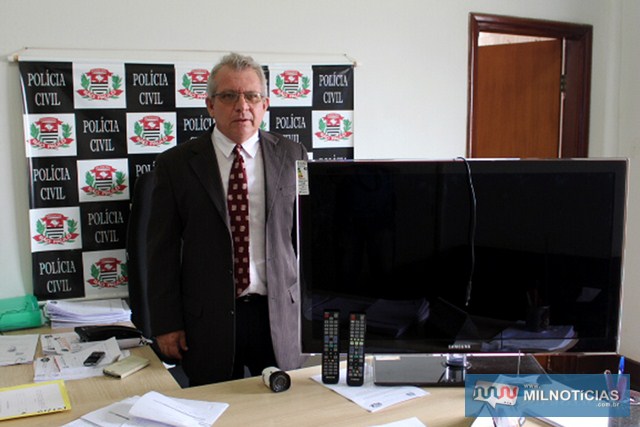 Delegado da DIG, Tadeu Carvalho Coelho mostra à imprensa a TV de 40” e a câmera de segurança recuperados. FOTO: MIL NOTICIAS/ Agência
