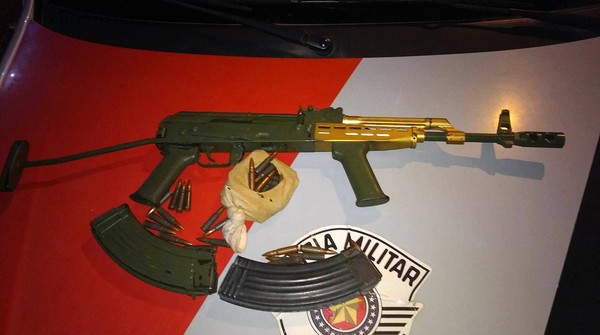 Arma e munição encontrados pela PM estavam dentro de um guarda-roupas (Foto: Sagui Florindo/Gazeta de Aguaí).