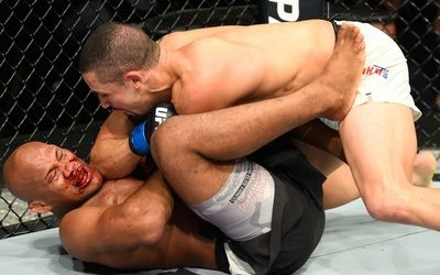 Whittaker castiga o rosto de Ronaldo Jacaré: após a vitória o atleta está de olho no título do peso-médio do UFC (Foto: Getty Images).