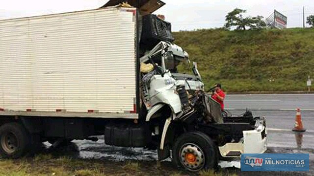 Caminhão dirigido por "Juruna" ficou com a cabine totalmente destruída. Foto: DIVULGAÇÃO/WHATS AP