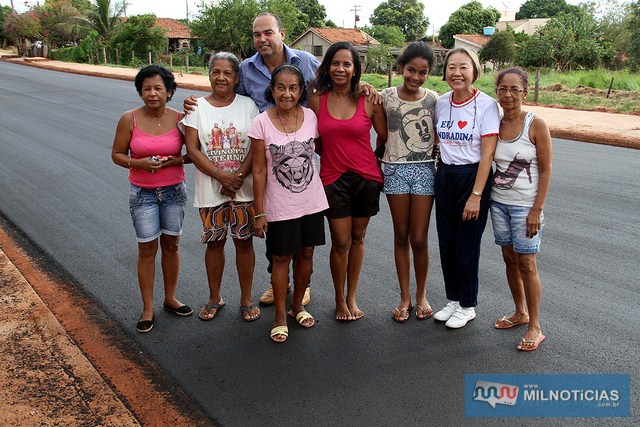 Tamiko conversa com moradores durante pavimentação. Foto: Secom/Prefeitura