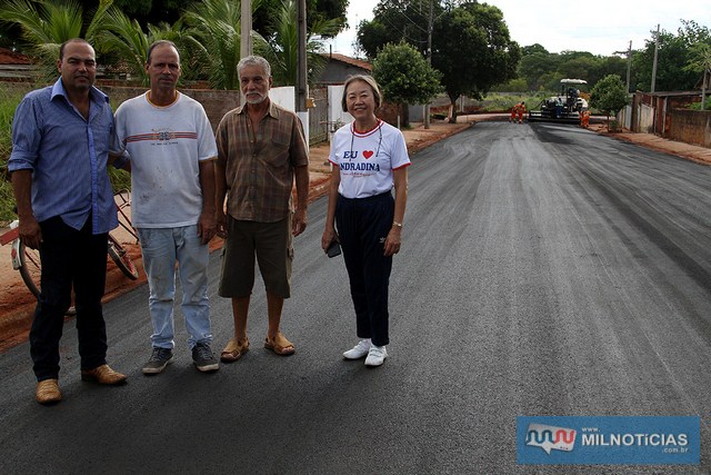 Tamiko conversa com moradores durante pavimentação. Foto: Secom/Prefeitura