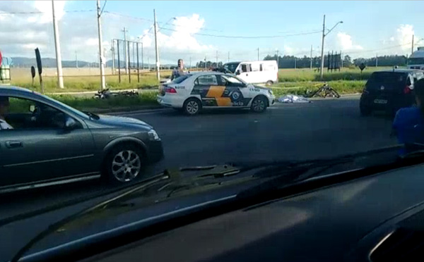 Ciclista morre e motociclista fica gravemente ferido em acidente em Pinda (Foto: Vanguarda Repórter/Priscila Cristiane).