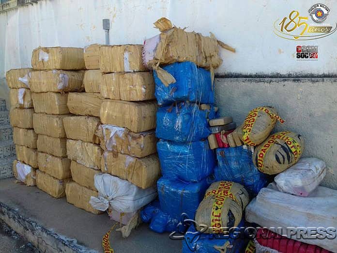 Foram apreendidos 1.567 tabletes de maconha, totalizando 1.112,40 kg. Foto: Polícia Rodoviária