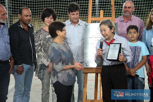 Maria de Lourdes Yanase de Oliveira, mãe da homenageada Profª Silvia de Oliveira (in memorian) e que empresta o nome a quadra, agradeceu pelo carinho e lembrança que tiveram ao marcar o nome da filha no local. Foto: Secom/ Prefeitura