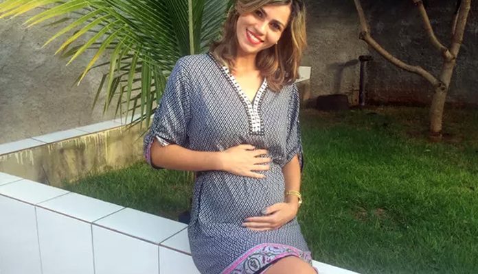 Carla Oliveira, 24, deu à luz quíntuplos no último sábado, em Goiânia (Foto: Sílvio Túlio/G1)
