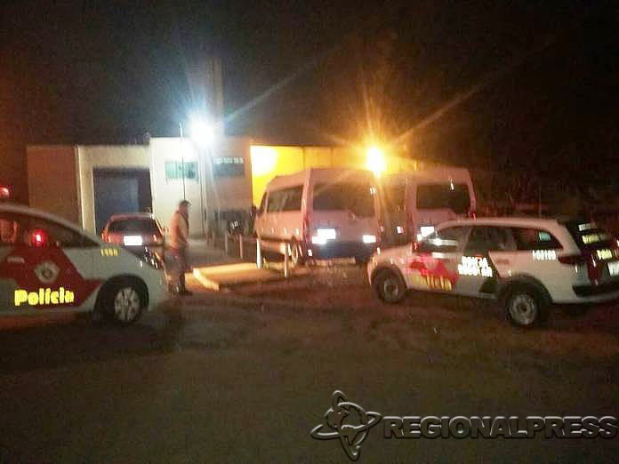 Viaturas da PM cercam a unidade de Fundação Casa neste momento (Fotos: Charles Caleb/ RegionalPress)