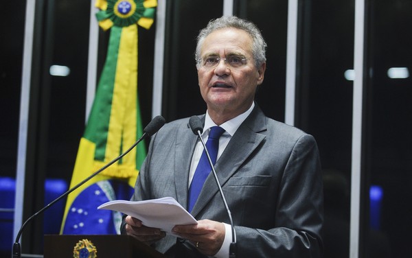 O líder do PMDB no Senado, Renan Calheiros, durante pronunciamento na tribuna (Foto: Moreira Mariz/Agência Senado).