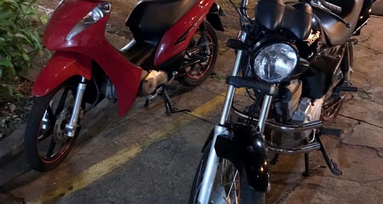 As duas motos levadas após o roubo foram localizadas e recuperadas pela PM. Foto: DIVULGAÇÃO/PM