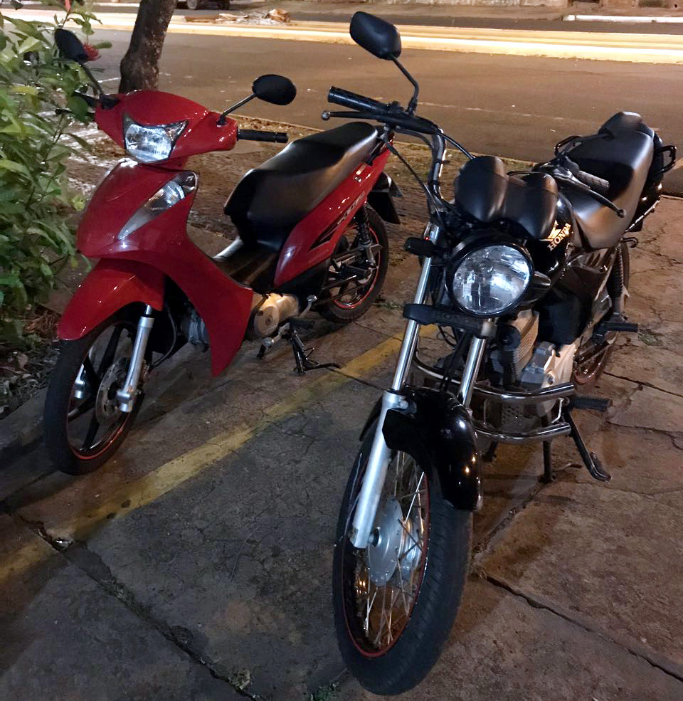 As duas motos levadas após o roubo foram localizadas e recuperadas pela PM. Foto: DIVULGAÇÃO/PM