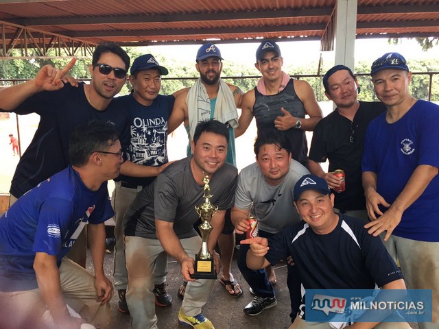 Alegria dos participantes após a entrega do troféu de campeão da Chave Prata do 7º Torneio de Softbal. Foto: Arquivo Pessoal