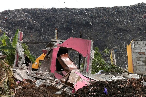 Casa destruída depois que um lixão desmoronou e enterrou dezenas de casas em Colombo, Sri Lanka (Foto: REUTERS/Dinuka Liyanawatte).