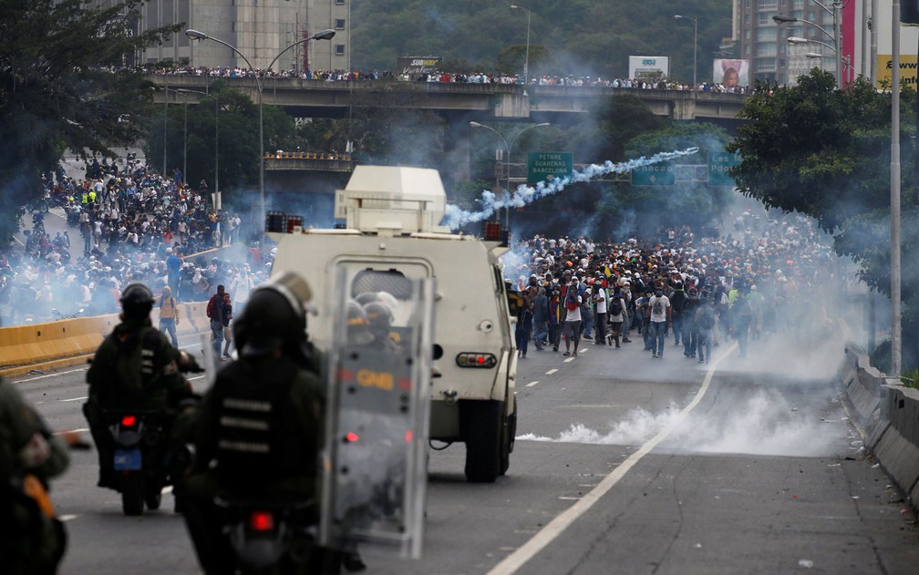 Policiais atiram gás lacrimogêneo contra manifestantes durante protesto contra o governo em Caracas, na Venezuela, na quinta (20) (Foto: Reuters/ Carlos Garcia Rawlins)