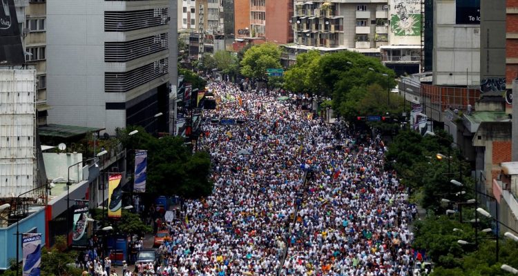 Manifestantes em oposição ao governo participam de protesto em Caracas, na Venezuela, na quinta (20) (Foto: Reuters/ Christian Veron)