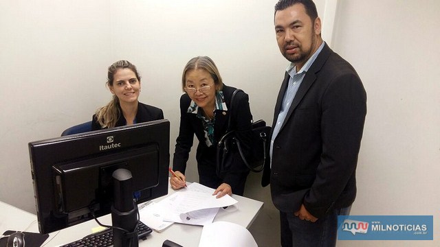 Legenda: Tamiko durante assinatura de renovação de convênio, em São Paulo, com a coordenadora de Políticas de Empreendedorismo, Cristina Faquinelli. Foto: Secom/Prefeitura