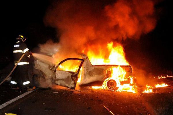 Passageiro, de 66 anos, não conseguiu deixar o carro e morreu no local (Foto: Cristiano Nascimento/Cedida)