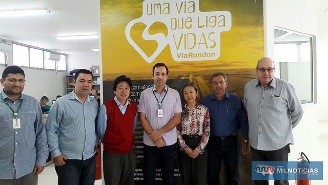 Tamiko, Jamil e o secretário de Obras, Ernaldo Calvoso, confirmaram construção e melhorias em locais de acesso ao município ainda este ano, durante reunião em Lins na concessionária Via Rondon. Foto: Secom/Prefeitura