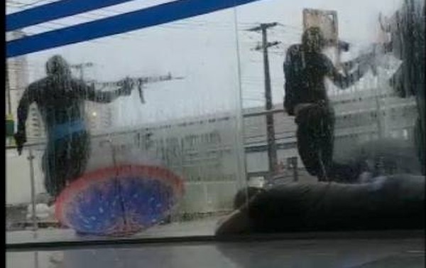 Armados, homens usam vigia como escudo humano e trocam tiros com PM (Foto: Divulgação/PM).