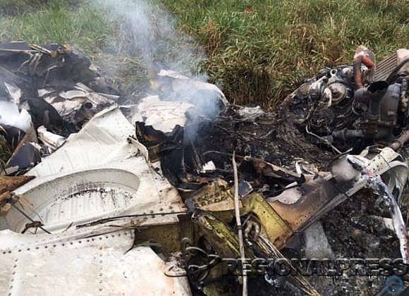 Destroços do avião que caiu em Coxim na tarde deste domingo (Fotos: Edição MS/Reprodução)