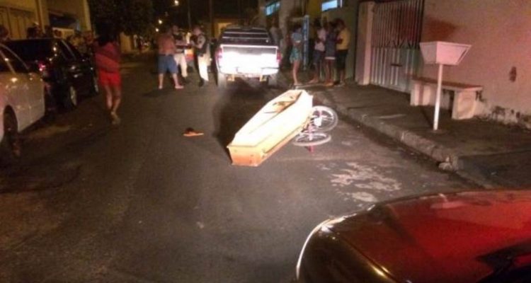 Irmãos desenterrou e colocou o caixão em uma bicicleta e ficou passeando pelas ruas da cidade de Prata/MG. Foto: Whats Ap.