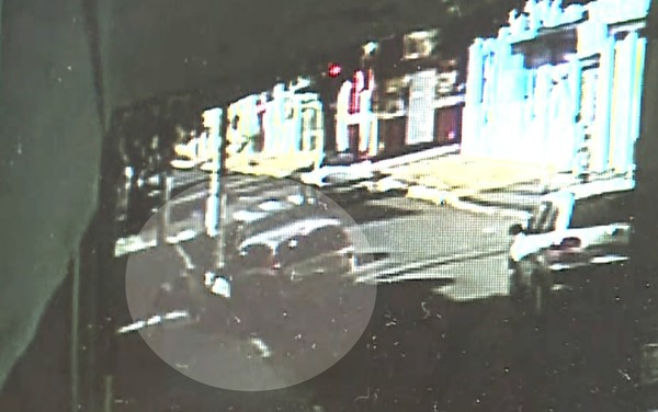 Câmera de segurança flagra idoso sendo prensado contra um poste por motorista embriagado em Ribeirão Preto (Foto: Reprodução).