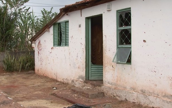 Parede da casa dos idosos ficou manchada de sangue (Foto: Jovair Tomé/TV TEM).
