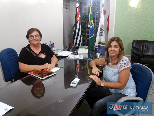 Prefeita Fátima (esq.), com com a nova diretora do Fundo Social de Solidariedade, a professora Adilma de Assis Gomes Pacheco. Foto: Assessoria de Imprensa