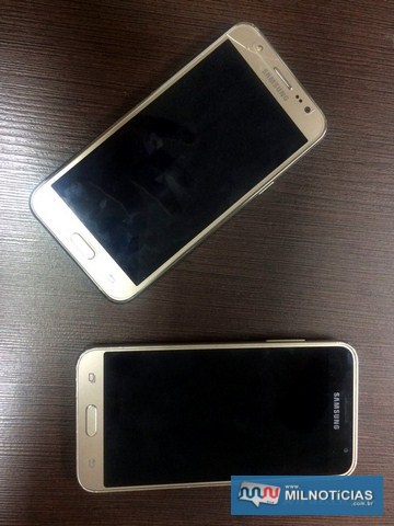Foram recuperados dois celulares. Um deles tina queixa de furto e o outro de roubo. Foto: DIVULGAÇÃO/PM,