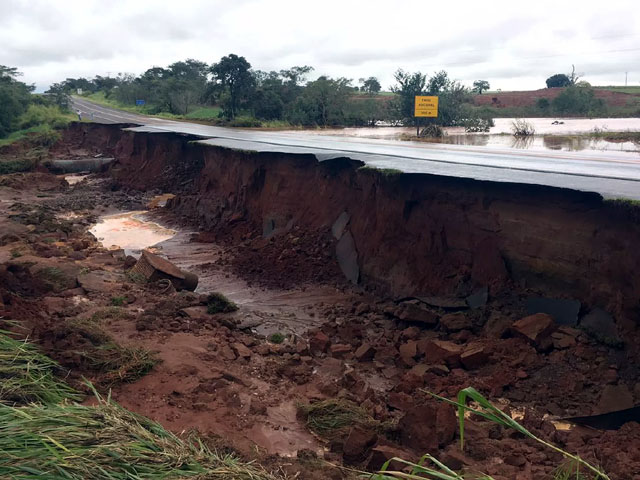 Rodovia em Tupi Paulista foi interditada (Foto: Murilo Zara/TV Fronteira)