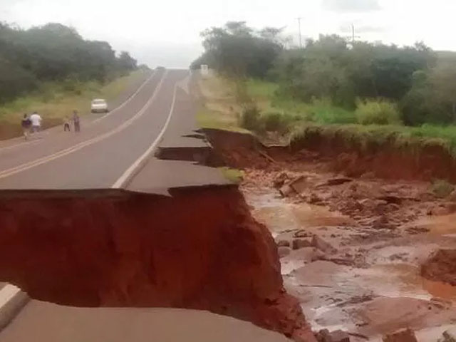 Rodovia em Tupi Paulista cedeu e foi interditada (Foto: Polícia Rodoviária/Cedida)