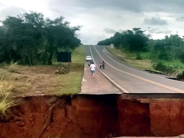 Rodovia em Tupi Paulista cedeu e foi interditada (Foto: Polícia Rodoviária/Cedida)