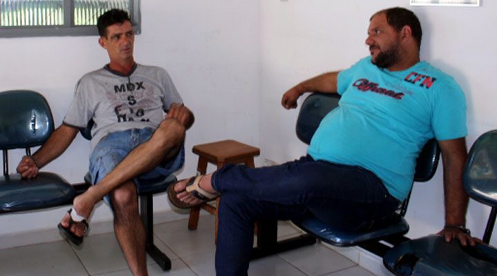 Rogério Vicentini, de 46 anos (esq.), e Jacyr Pichek, de 39 anos, ambos de Cascavel/PR, foram presos por contrabando. Foto: Manoel Messias/Mil Noticias