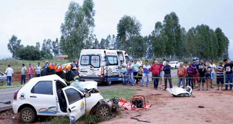 Fiscal de obras morreu na hora. Motorista disse que ele jogou Pálio contra treminhão. Fotos: Ricardo Peixoto/Portal Castilho