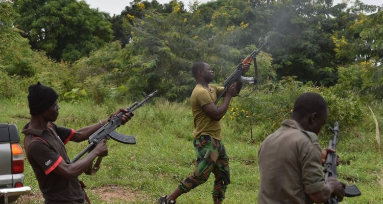 Soldados amotinados disparam para o alto em Bouake, nesta segunda (Foto: Issouf Sanogo/AFP).