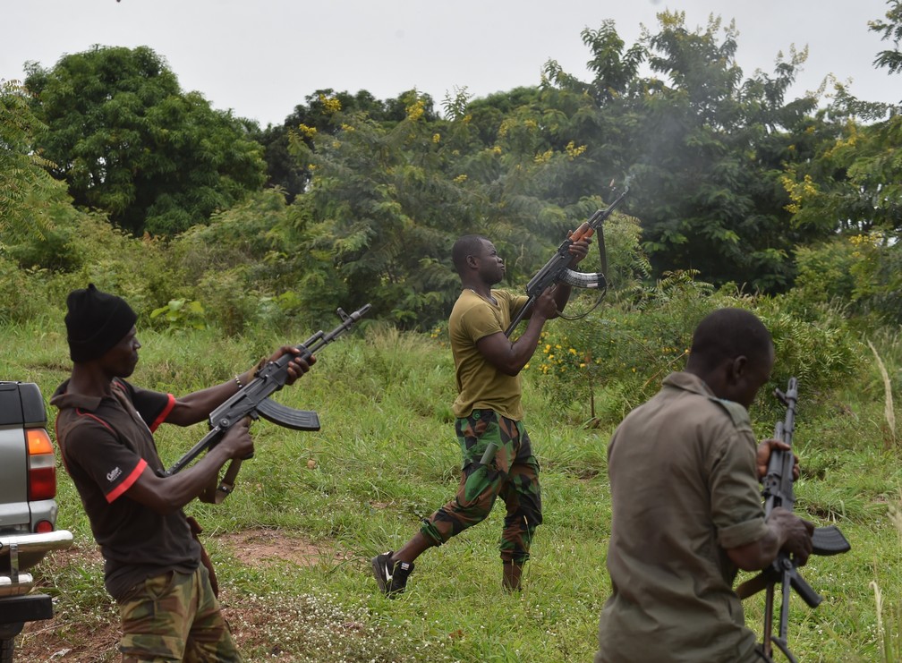 Soldados amotinados disparam para o alto em Bouake, nesta segunda (Foto: Issouf Sanogo/AFP).
