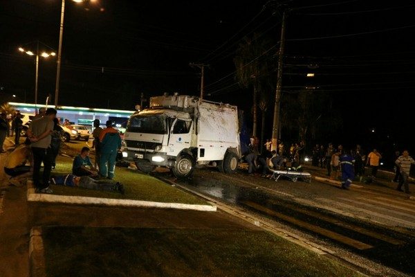 Acidente em Votorantim interditou avenida para o trabalho de resgate aos coletores de lixo (Foto: Wellington dos Santos Soares/Arquivo pessoal).