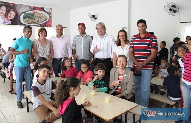 Prefeita Tamiko visita escola e toma merenda durante vistoria em refeitório novo na escola Maria Vera, da Vila Botega. Foto: Secom/Prefeitura