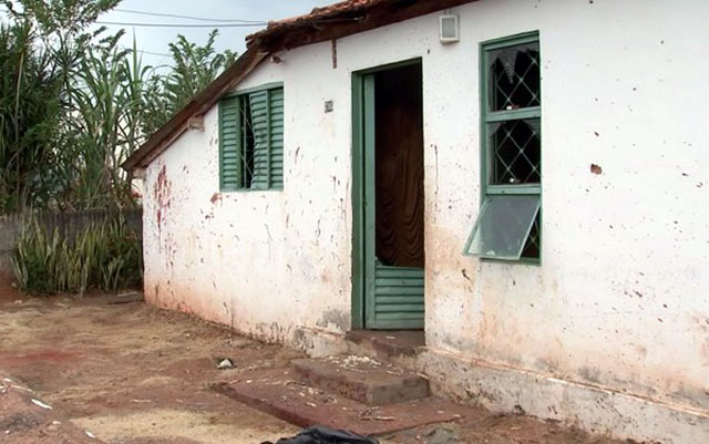 Parede da casa dos idosos ficou manchada de sangue (Foto: Jovair Tomé/TV TEM)