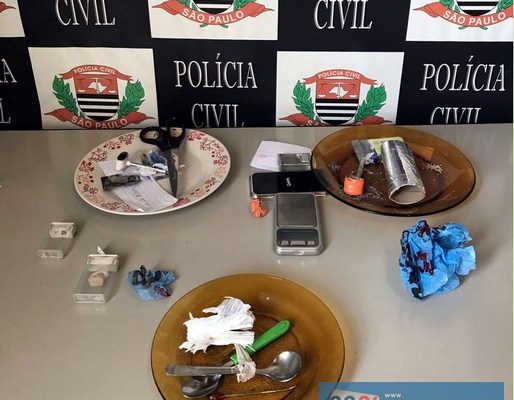 Foram apreendidos material para fabricação e embalagem de entorpecente. Foto: POLÍCIA CIVIL/DIVULGAÇÃO