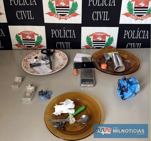 Foram apreendidos material para fabricação e embalagem de entorpecente. Foto: POLÍCIA CIVIL/DIVULGAÇÃO
